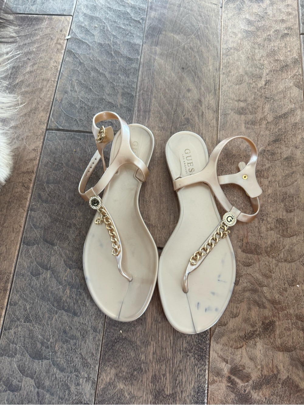 GUESS Women's Rose Gold Chain Thong Sandals